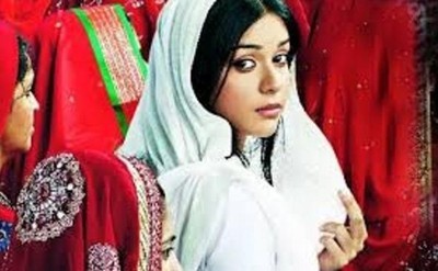 IKRS: Dhaani (Eisha Singh) eats Sargi on Karwa Chauth in Ashram