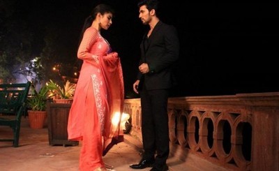 Naagin: Shivanya (Mouni Roy) to save Ritik from bad Naagin