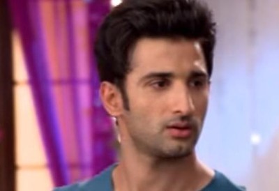 TEI: Twinkle broken goes to get blood from Yuvi (Zain Imam)