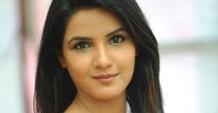 TEI: Goons misbehave with Twinkle but Kunj-Yuvi beat the goons