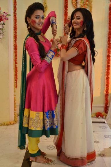 Swaragini: Daadi angry as goons fails to catch Swara-Ragini