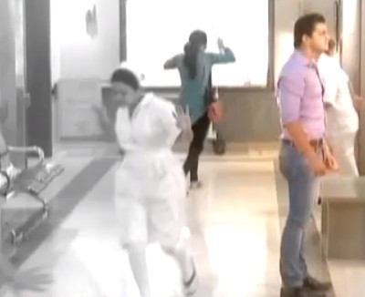 Sasural Simar Ka: Roshni-Simar grief-stricken post Piyush kills Roshni's father