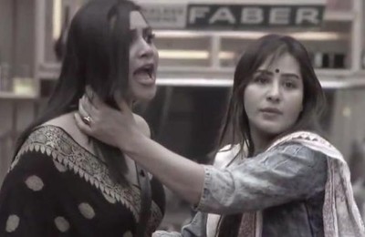 Bigg Boss 11: Priyank slut shames Arshi Khan publicly