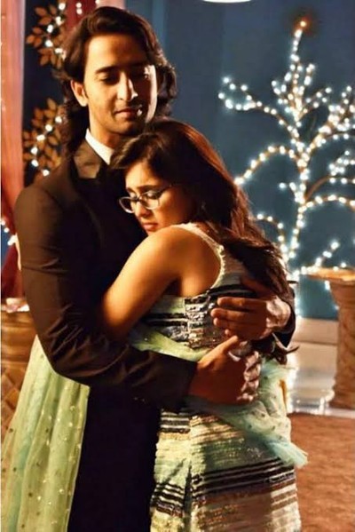 Yeh Rishtey Hain Pyaar Ke: Meenakshi turns gooseberry in Abeer Mishti's secret romance