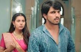 Pandya Stores:  Shivaa disguise as Kinner to escape from food inspector