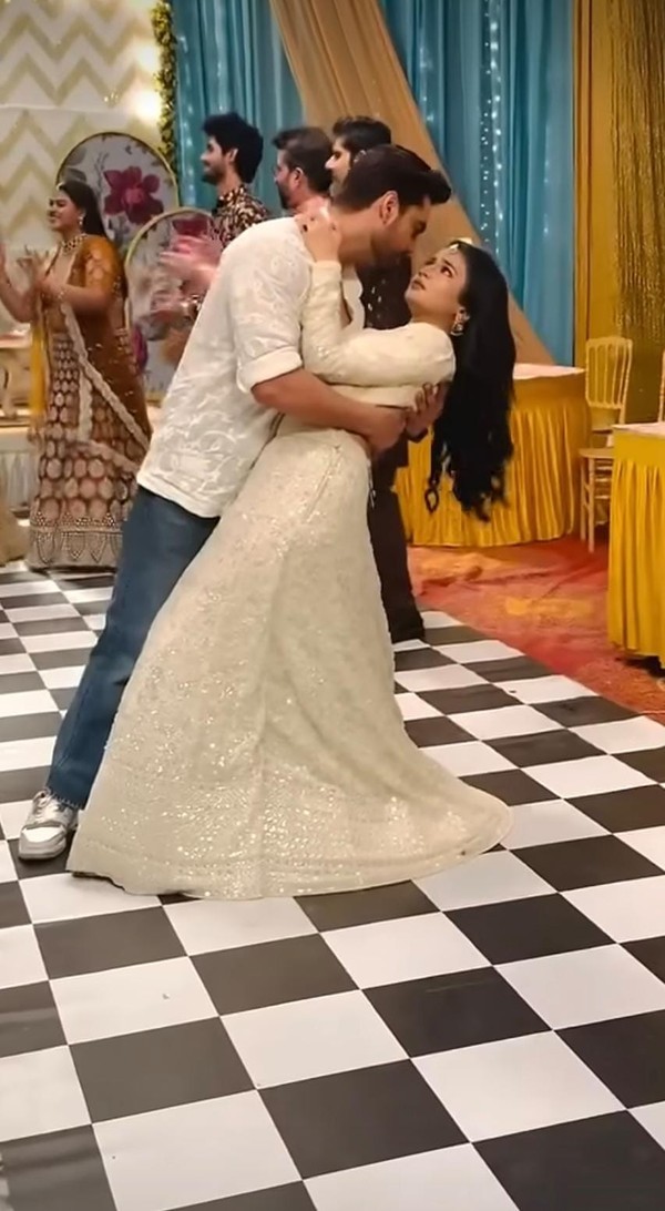 YRKKH: Daredevil in love Armaan proposes Abhira in front of college sparking the romance