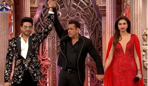 Big Boss 19 Finale Updates: Words turn true as Gaurav Khanna walks with BB19 Trophy