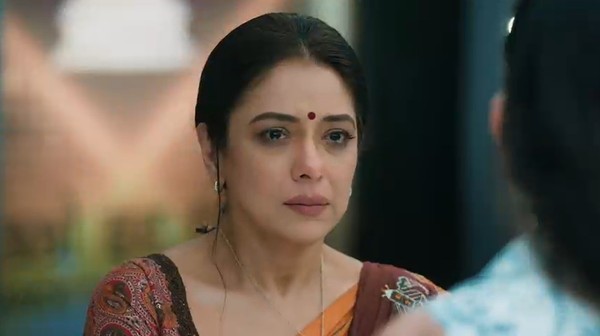 Anupamaa: Anupama's KILLER AVATAR protects Bharati with knife skills for villains