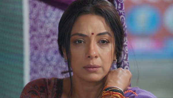 Anupamaa: JAYA GOES MISSING! Anupama on her knees to beg mercy from Paul and Rosie
